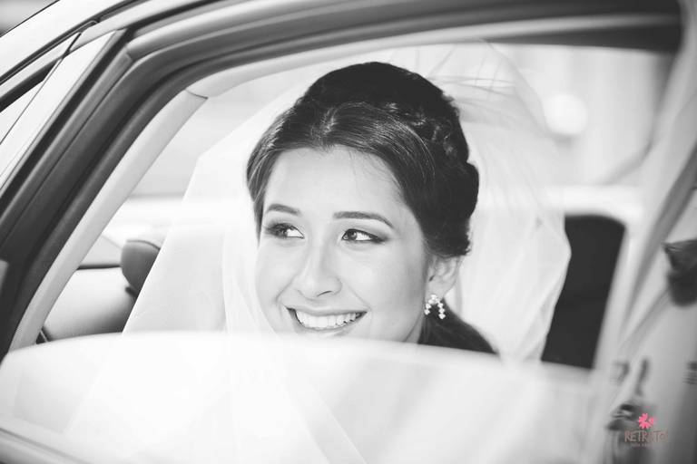 noiva chegando na igreja matriz de itatiba  escada vestido sereia buque e terço foto fotografo de casamento itatiba retratos jundiai julio akio