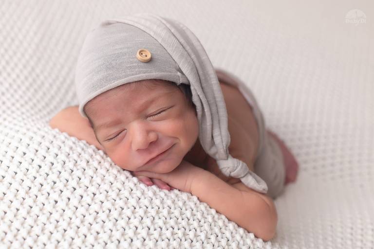 BabyDi, Fotografia de recém nascido, Newborn, bebé a rir, sorriso, melhores fotógrafos de recém nascidos, Oeiras, lisboa, cascais