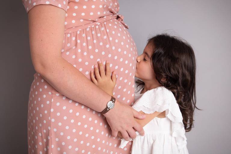 BabyDi, sessão fotográfica de grávida em estúdio, oeiras, beijinho irmã