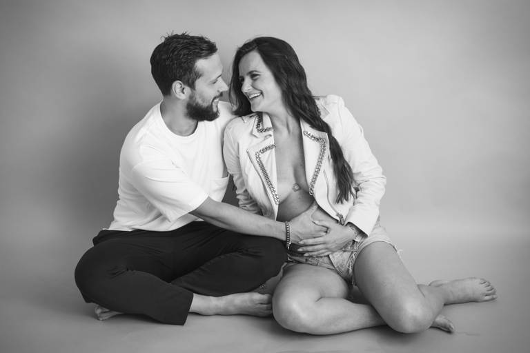 BabyDi, sessão fotográfica de grávida em estúdio, oeiras, preto e branco, casal