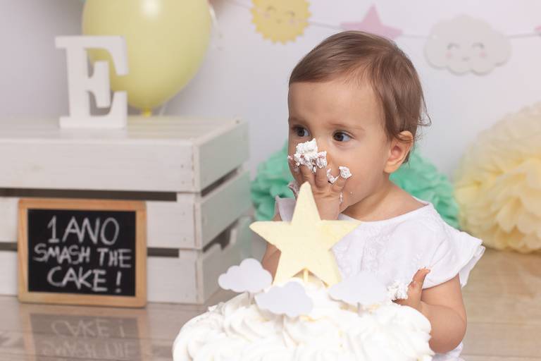 BabyDi, Smash the Cake, cor de rosa amarelo e verde água, estrelas e nuvens, bolo