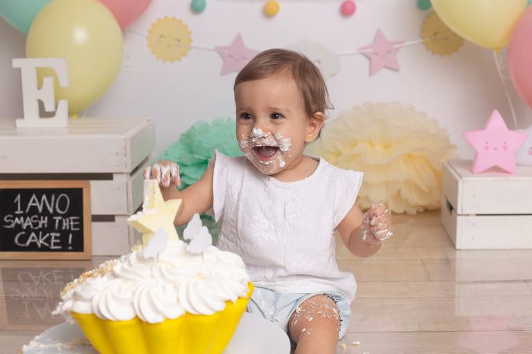 BabyDi, Smash the Cake, cor de rosa amarelo e verde água, estrelas e nuvens, bolo