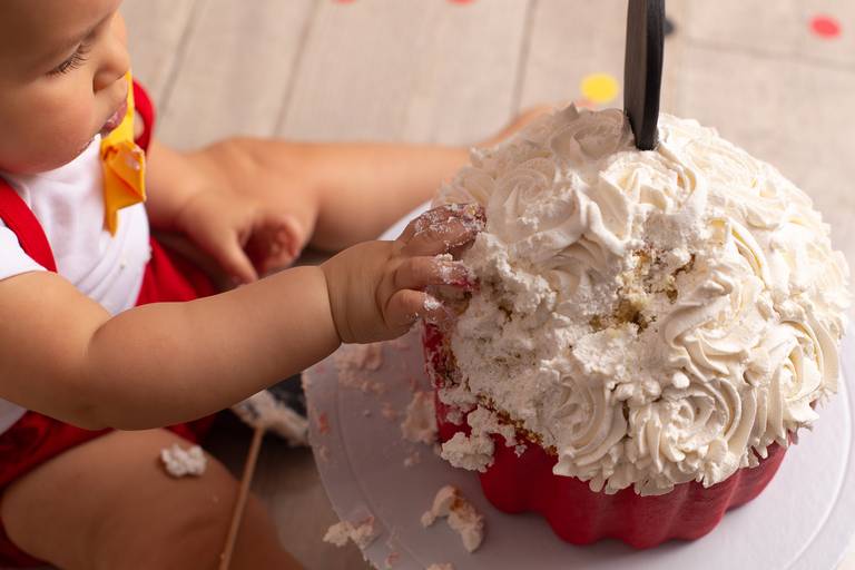 Smash the Cake, Mickey amarelo e encarnado, bolo