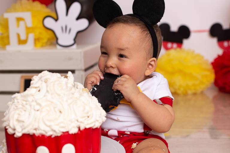 Smash the Cake, Mickey amarelo e encarnado, bolo