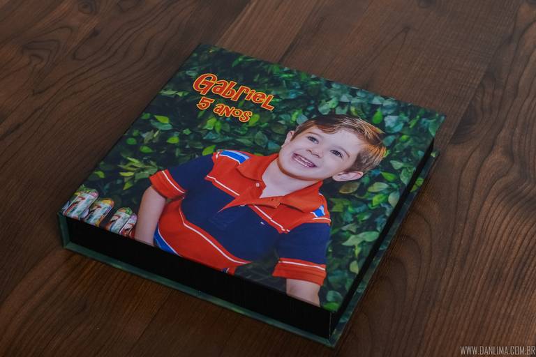 Álbum quadrado (30x30cm, 20x20cm ou 25x25cm) com capa fotográfica e box (estojo) personalizado