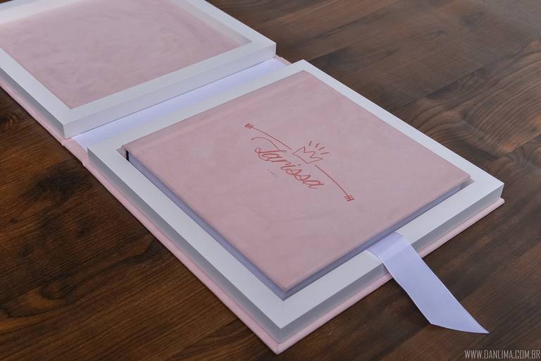 Álbum quadrado (30x30cm, 20x20cm ou 25x25cm) com split box, revestimento Suede e gravação laser