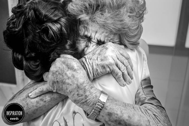 o abraço da vô na noiva cristiane, muita emoção. Foto premiada pela Inspiration 