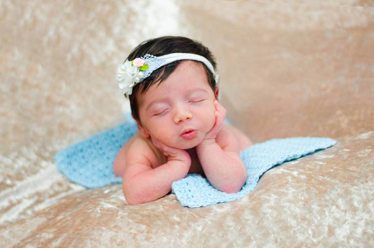 Ensaio Newborn menina pose do sapiho