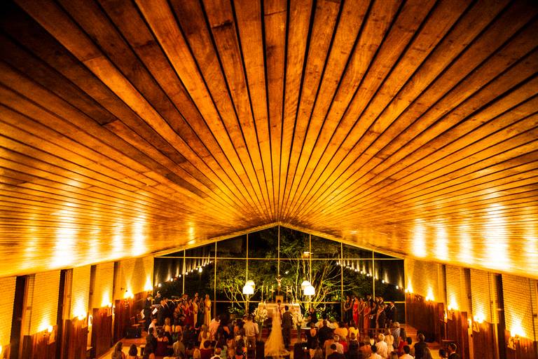 noivos no altar da igreja sagrado coração de jesus no vale do cuiabá