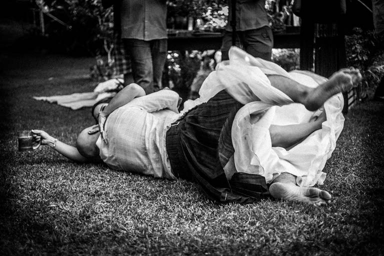 noivos bebendo abraçados no chão