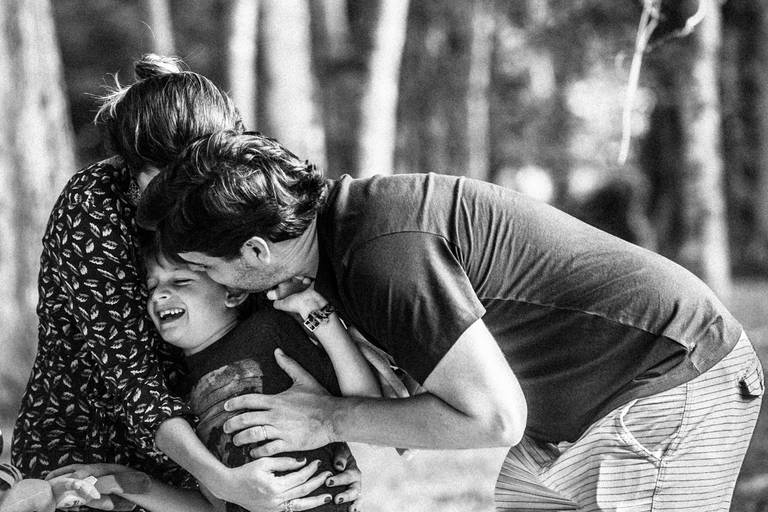 família se abraçando