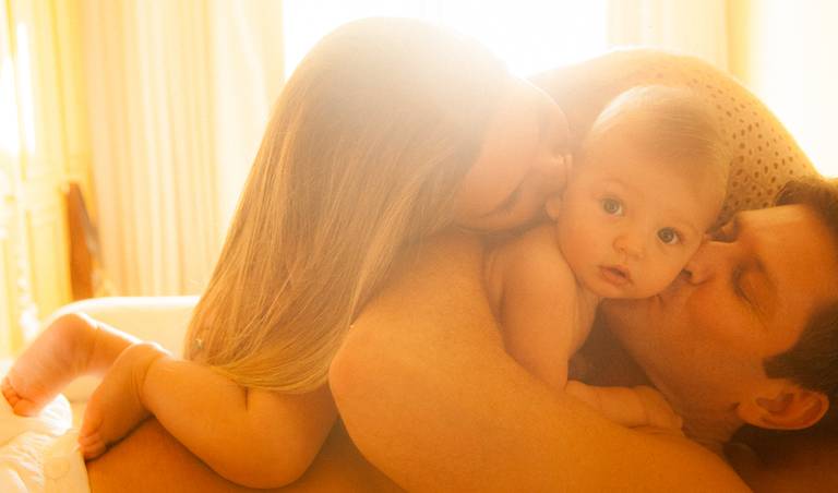 pais beijando filho de fraldinha