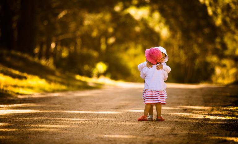 gêmeas se abraçando