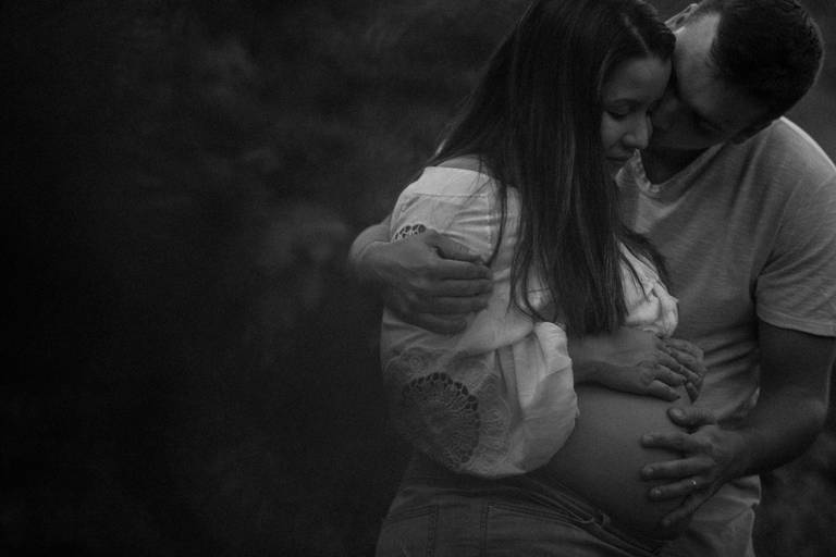 pai e mãe grávida acariciando a barriga