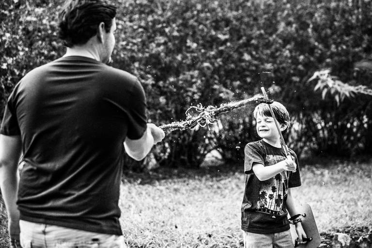pai brincando com filho de espadinha