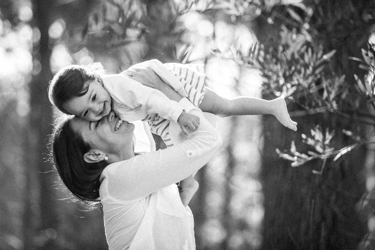 mãe levantando filha 