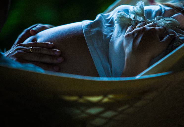 pai e mãe grávida acariciando a barriga