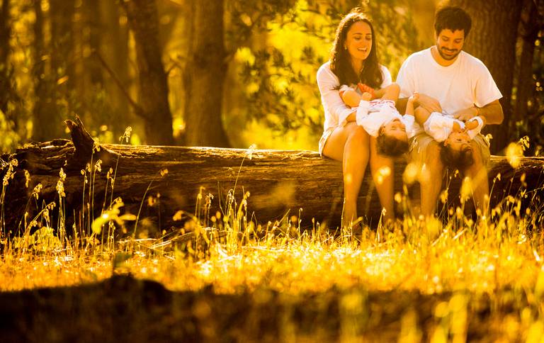 pais fazendo cócegas nas gêmeas