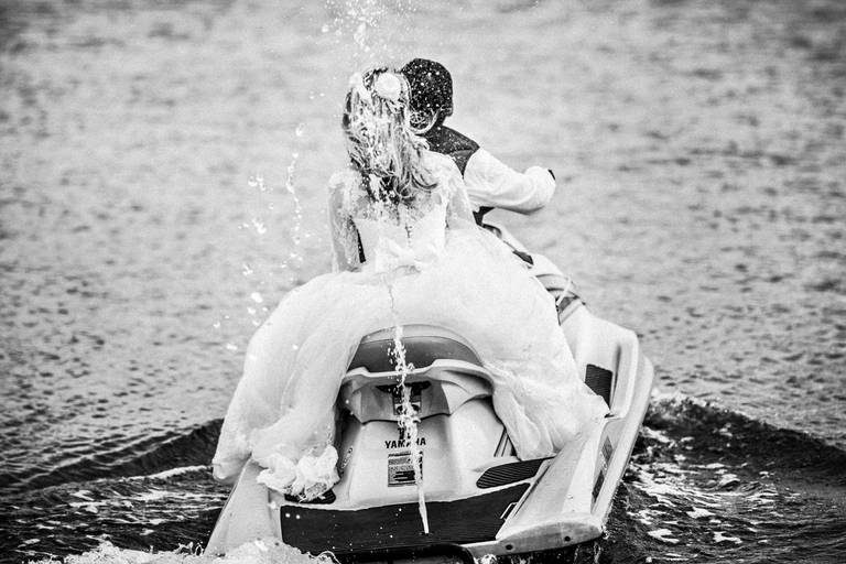 noivos andando de jet sky