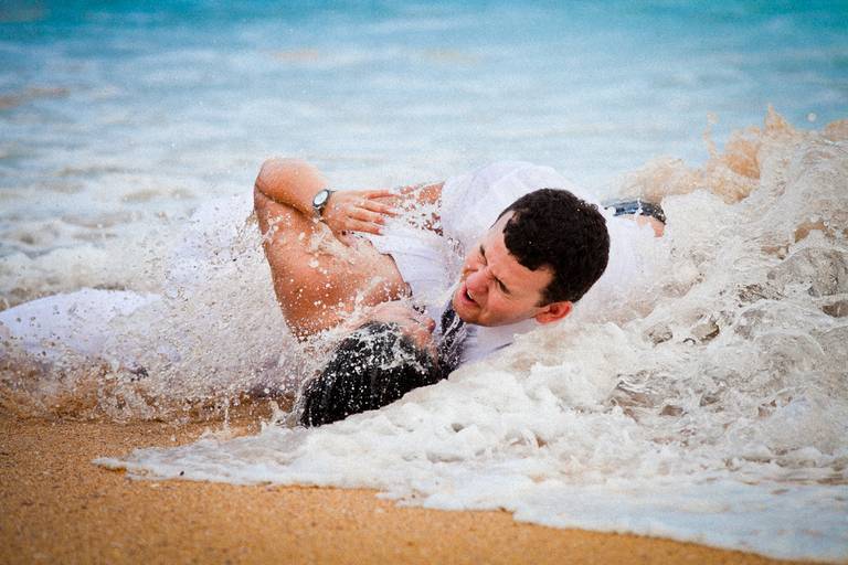 trash the dress na praia das caravelas em búzios