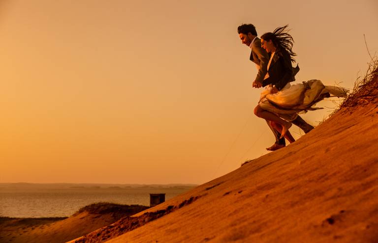 noivos correndo nas dunas