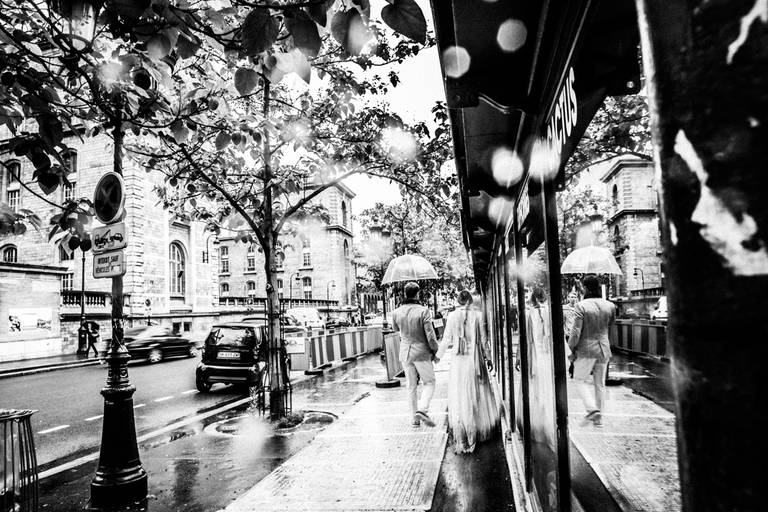 casal caminhando com guarda chuva pelas ruas de paris