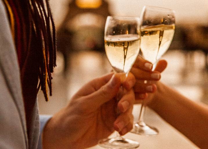 
noivos no trocadero brindando de frente para torre Eiffel