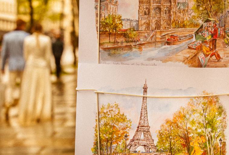 
noivos caminhando na margem do rio sena