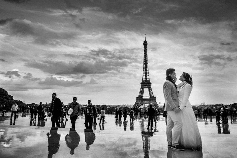 noivos no trocadero de frente para torre Eiffel