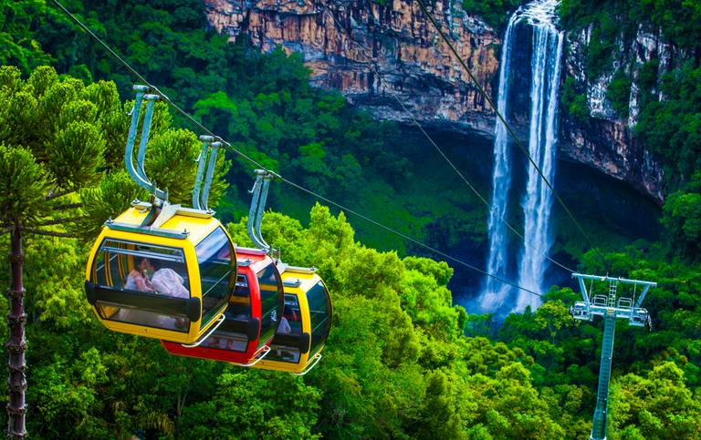casal se beijando nos bodinhos aéreos em Canela