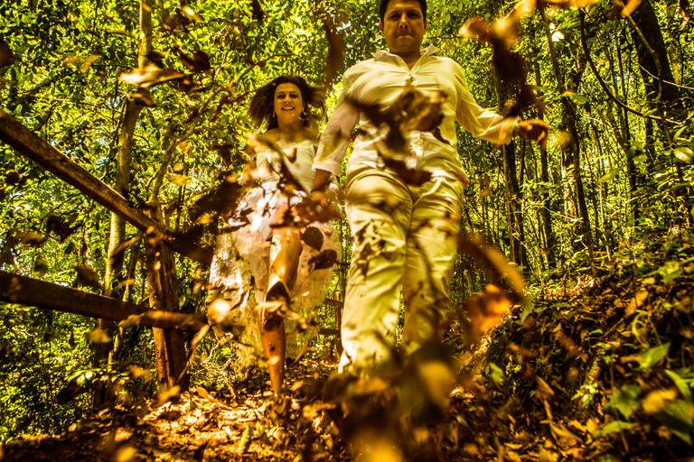 noivos chutando folhas no parque eco sparry