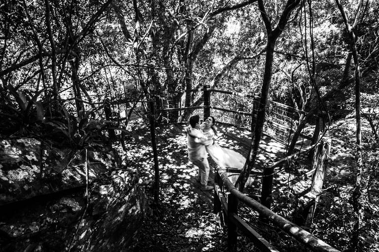 noivo rodando noiva no parque eco sparry