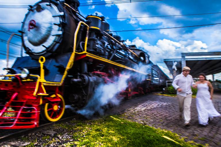 noivos correndo ao lado da maria fumaça
