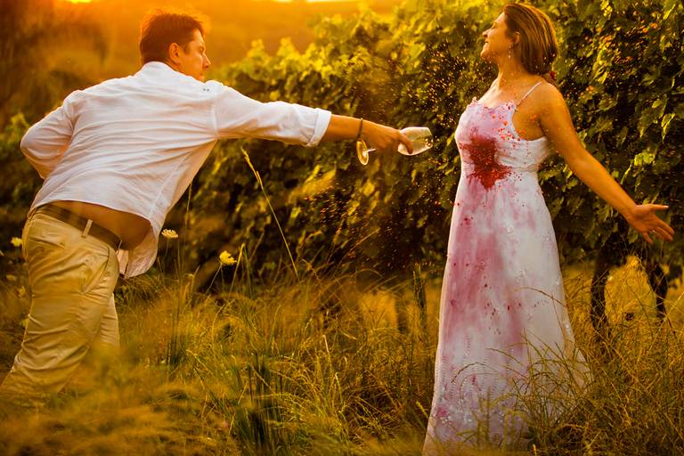 noivo jogando vinho na noiva na sessão tras the dress