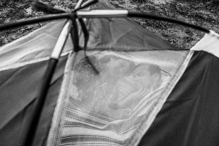 noivos dormindo dentro da barraca