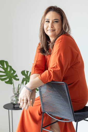 Sentada num banco em ensaio feminino Brasilia por Alexandra Paz fotógrafa
