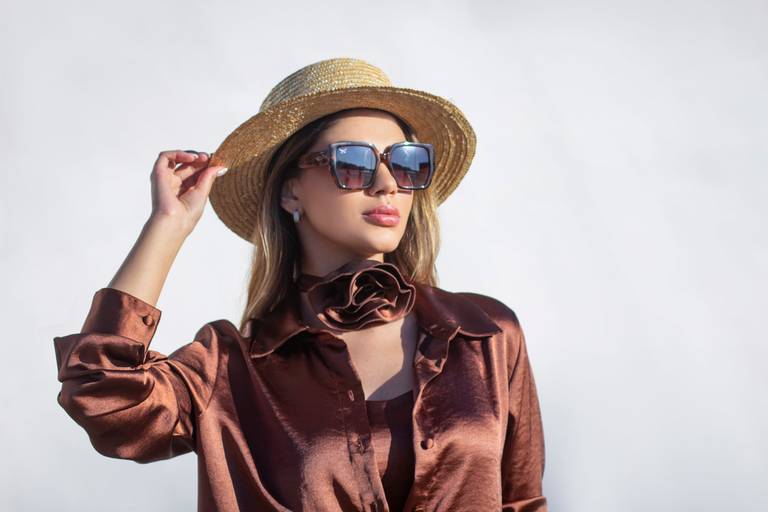 Ensaio Feminino Brasília
Alexandra Paz Fotógrafa
Fim de tarde com look leve e fluido, óculos escuros e chapéu.