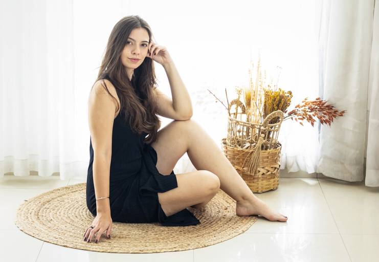 Ensaio feminino Brasilia com luz de janela estilo Boho por Alexandra Paz fotógrafa.
