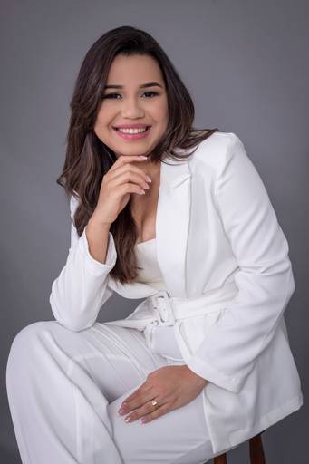 Ensaio corporativo Brasília
Alexandra Paz Fotógrafa 
Ensaio em estúdio minimalista. Look terninho branco e sorriso cativante.
