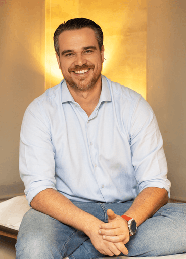 Ensaio corporativo Brasília
Alexandra Paz Fotógrafa 
Ensaio de um acupunturista em seu consultório. Pose descontraída.