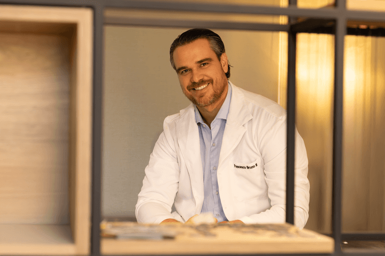 Ensaio corporativo Brasília
Alexandra Paz Fotógrafa 
Ensaio de um acupunturista em seu consultório usando jaleco. Espaço acolhedor.