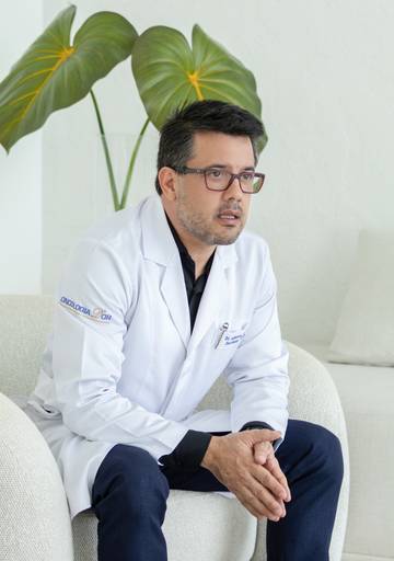 Ensaio corporativo Brasília
Alexandra Paz Fotógrafa 
Ensaio corporativo de um médico oncologista em estúdio minimalista, amplo, com mobília elegante .