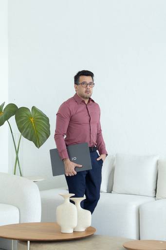 Ensaio corporativo Brasília
Alexandra Paz Fotógrafa 
Ensaio corporativo de um médico oncologista em estúdio minimalista, amplo, com mobília elegante. Pose com o notebook e look mais leve.