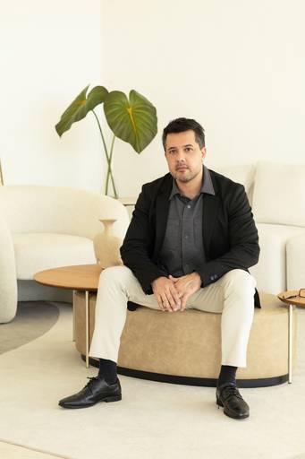 Ensaio corporativo Brasília
Alexandra Paz Fotógrafa 
Ensaio corporativo de um médico oncologista em estúdio minimalista, amplo, com mobília elegante . Pose reflexiva.