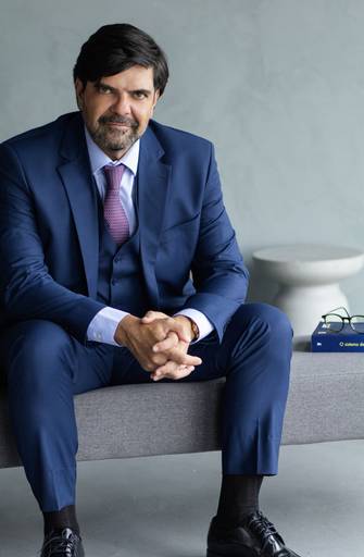 Ensaio corporativo Brasília
Alexandra Paz Fotógrafa 
Ensaio de um advogado especializado em direito tributário em estúdio com luz natural.