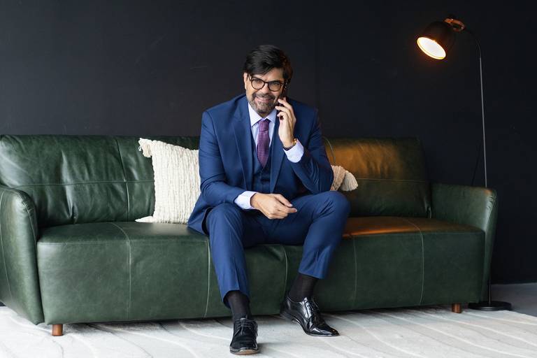 Ensaio corporativo Brasília
Alexandra Paz Fotógrafa 
Ensaio de um advogado especializado em direito tributário em estúdio com luz natural. Pose falando ao celular sentado em um sofá elegante.