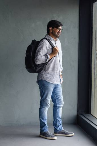 Ensaio corporativo Brasília
Alexandra Paz Fotógrafa 
Ensaio de um advogado. Look mais descontraído, jeans e camisa com mochila. Admirando a paisagem da janela do estúdio de luz natural.
