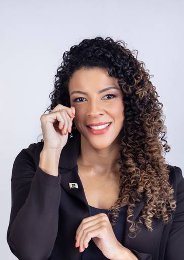 Ensaio corporativo Brasília
Alexandra Paz Fotógrafa 
Ensaio em estúdio minimalista de uma biomédica. destaque para o olhar.