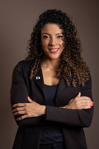 Ensaio corporativo Brasília
Alexandra Paz Fotógrafa 
Ensaio em estúdio minimalista de uma biomédica. destaque para pose clássica de ensaio de posicionamento de imagem.