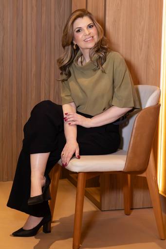 Ensaio corporativo Brasília
Alexandra Paz Fotógrafa 
Ensaio de uma médica que se especializou em cuidados da dor sentada em uma cadeira levemente de perfil.